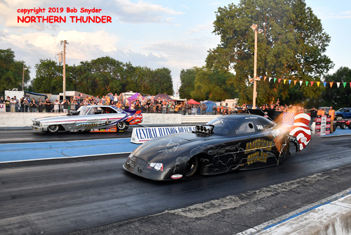 Mark McElwee - 'Buzzy's Nitro Bomber' (far lane) vs Allan Middendorf - 'American Outlaw' (near lane)